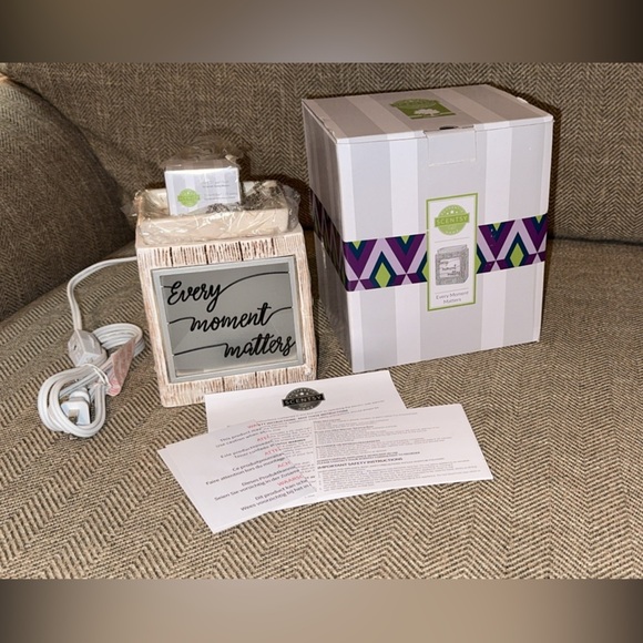 Scentsy Full Size Wax Melt Fragrance Warmer Every Moment Matters - Picture 1 of 1